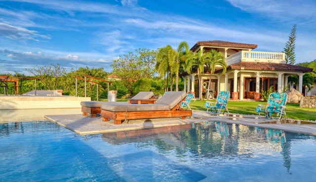 Villa Ohana: Deluxe 4br Beachfront. Direct views of Santana surf break. in Tola