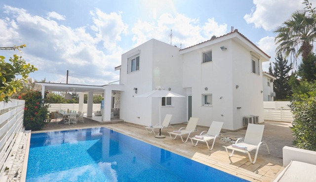 Villa Serafi, Stunning 5BDR Kapparis Villa with Private Pool, Close to the Beach in Paralimni