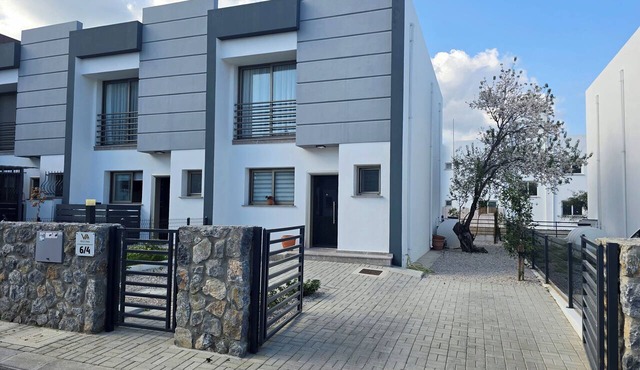 Villa West Park, 2-bedroom townhouse, near Merit Royal Hotel and beaches in Karavas