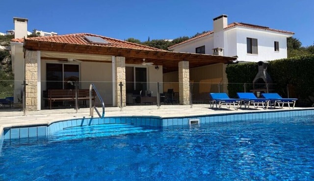 Villa With Private Pool, WiFi, Mature Garden,Superb Bay Position, Near Beach