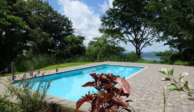 VillasvistaMasaya, double detached bungalow with access to swimming pool in Masatepe