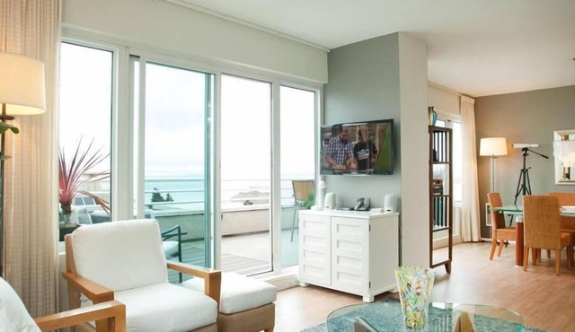 WATERFRONT PENTHOUSE. SPECTACULAR VIEWS, DECKS, PRIVACY, QUIET, PARKING, GYM. in San Francisco