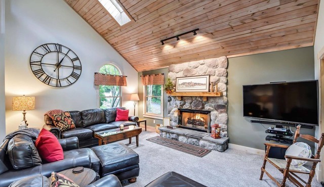 Westaway-Spacious Home w/Private Hot Tub, Fireplace, Amazing 1st Floor Layout in Galena