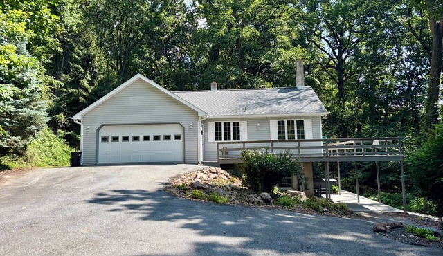 Whitehall Retreat - Secluded 2-bedroom house in Lancaster County with Hot Tub in Reinholds