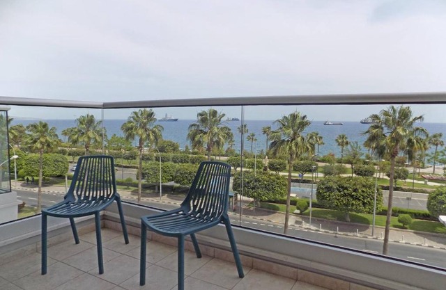 3b Seafront Retro apt - Olympic beach