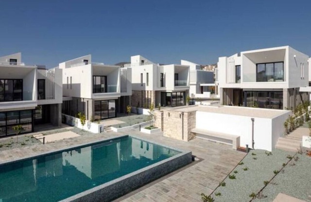 Avalon 1 Villa 9 3-Bedroom Villa with Communal Pool