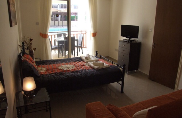 Beautiful studio with shower room, full kitchen, poolside, FREE WIFI