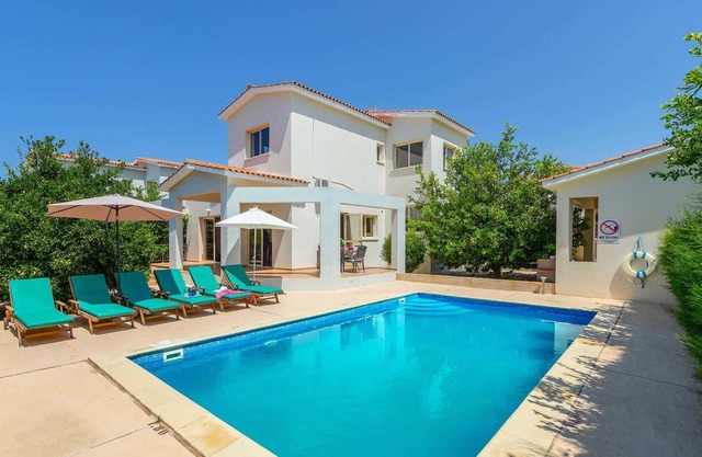 Modern 3 bed villa with pool, close to town