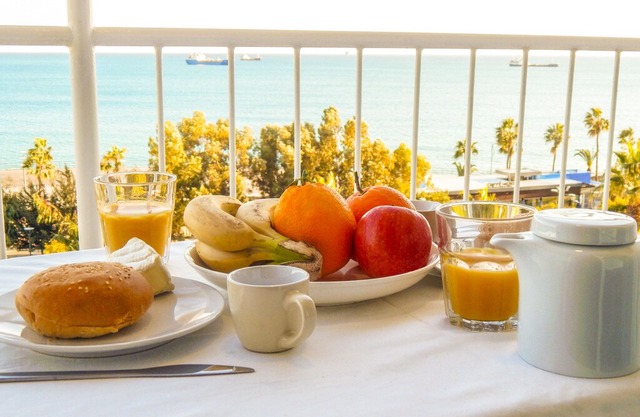 Modern 3 Bedroom Apartment Overlooking the Sea, 6 Guests, Free WIFI, Sat TV