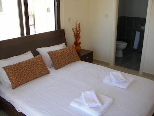 Modern 3 bedroom villa, pool and close to golf course