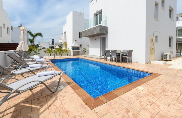Nissini Villa #18 - Delightful 3 bedroom villa close to the beach