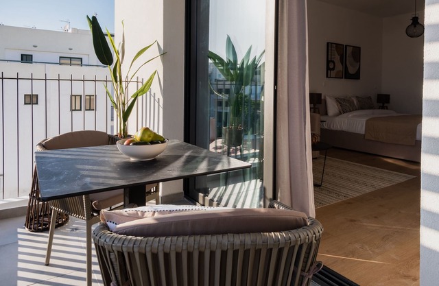 Sanders Armonta - Adorable Studio w/ Balcony