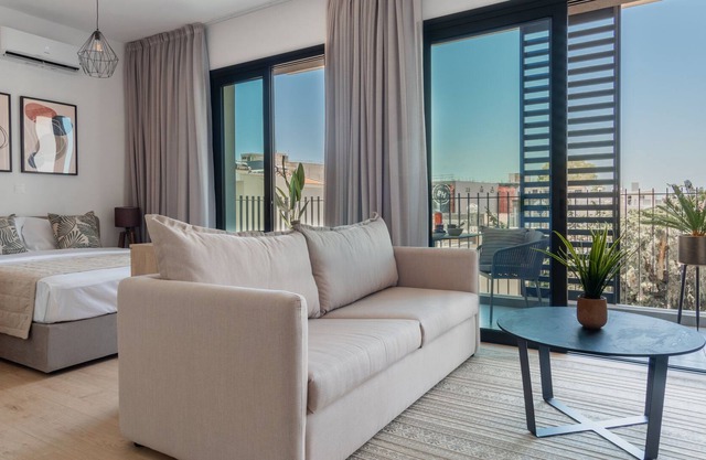 Sanders Armonta - Precious Studio w/ Balcony