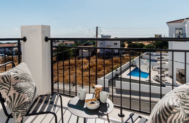 Sanders White Mountains - Vibrant Villa with Pool