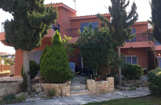 Stunning 2 bedroom house in popular Tomb of the Kings area with shared pool.