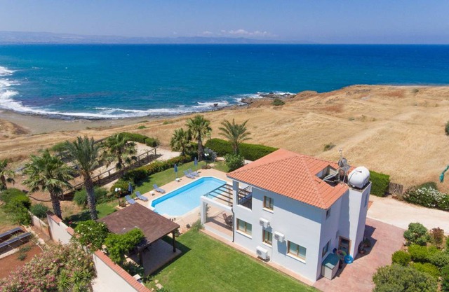 Villa Pelagos: Large Private Pool, Walk to Beach, Sea Views, A/C, WiFi