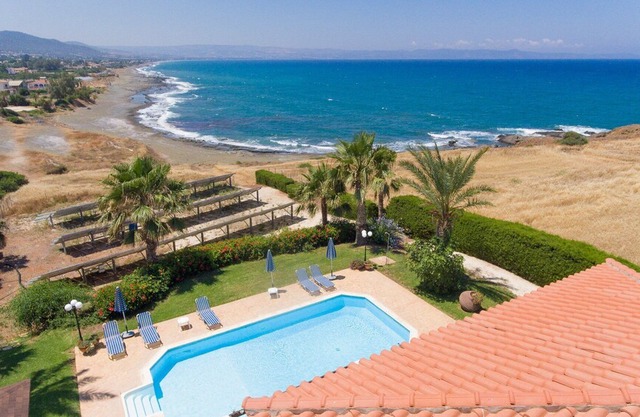 Villa Pelagos: Large Private Pool, Walk to Beach, Sea Views, A/C, WiFi