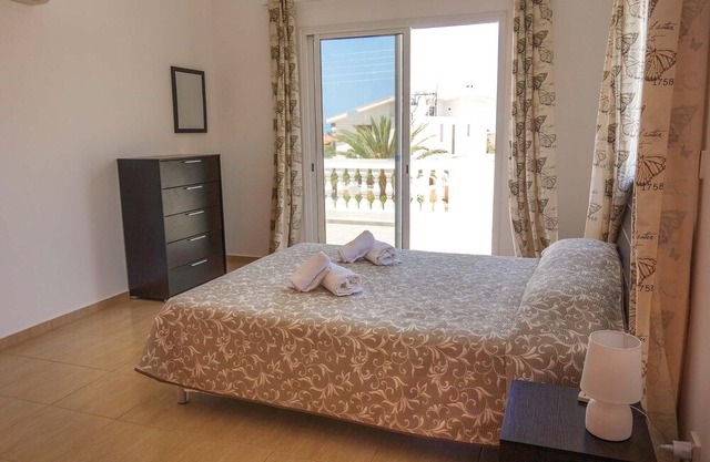 Villa with private pool, short drive from town