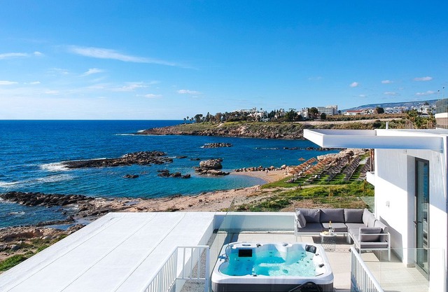 Vista HIGH LUXURY SEA FRONT HOT TUB HEATED POOL - Six Bedroom Villa, Sleeps 12