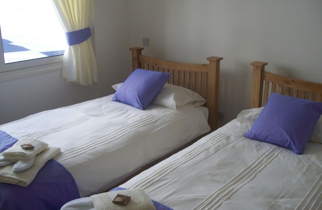 Wonderful 2 bedroom ground level poolside apartment, 3 pools, FREE WIFI