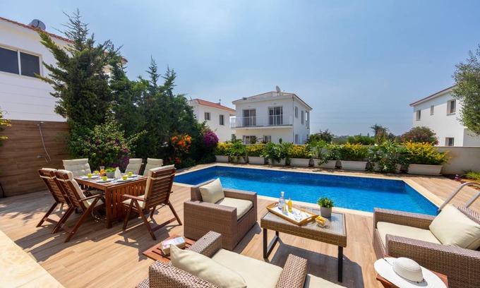 Ayia Napa Villa | 130 m² Villa ∙ 3 bedrooms ∙ 6 guests