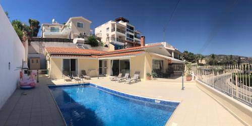 Peyia Town Villa | 140 m² Villa ∙ 3 bedrooms ∙ 7 guests