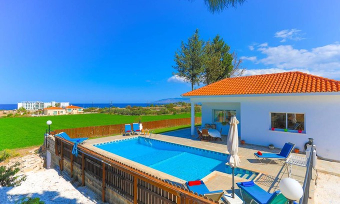 Latchi Villa | 170 m² Villa ∙ 3 bedrooms ∙ 6 guests