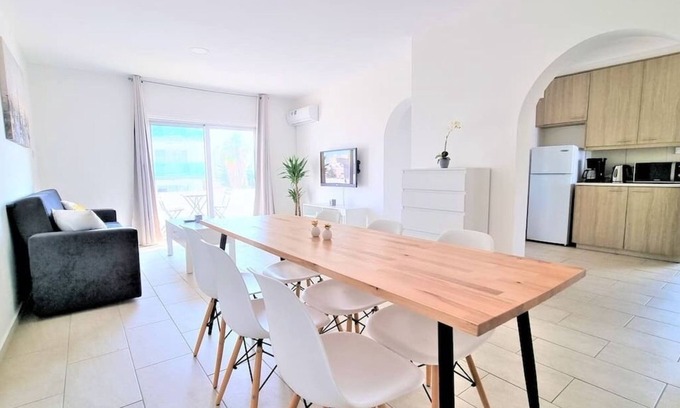 Larnaca Apartment | 2 Apts | 14 guests | City Centre | 100 MBit W-lan