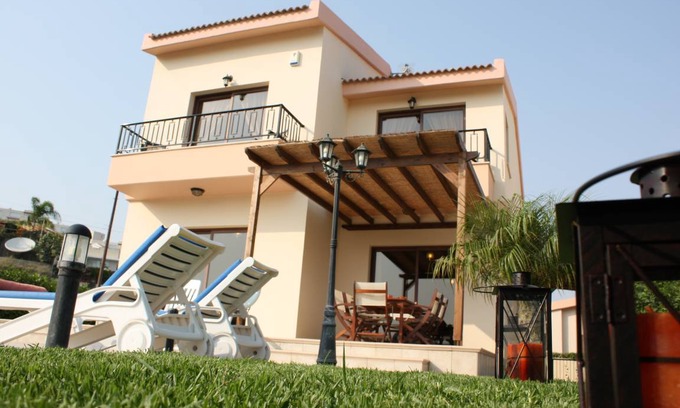 Pissouri Villa | 200 m² Villa ∙ 3 bedrooms ∙ 7 guests