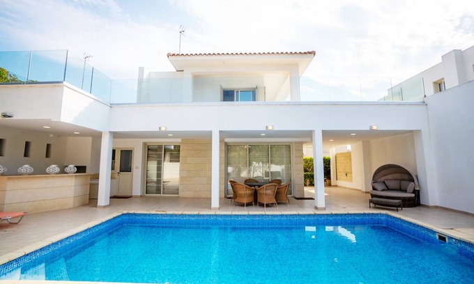 Oroklini House | 210 m² House ∙ 3 bedrooms ∙ 6 guests