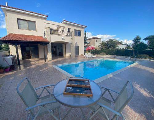 Pissouri Villa | 220 m² Villa ∙ 3 bedrooms ∙ 8 guests