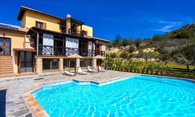 Peristerona Villa | 270 m² Villa ∙ 4 bedrooms ∙ 9 guests
