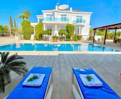 Oroklini Villa | 270 m² Villa ∙ 6 bedrooms ∙ 12 guests