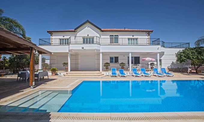 Paralimni Villa | 280 m² Villa ∙ 5 bedrooms ∙ 10 guests