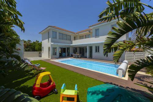 Kiti Villa | 300 m² Villa ∙ 4 bedrooms ∙ 8 guests