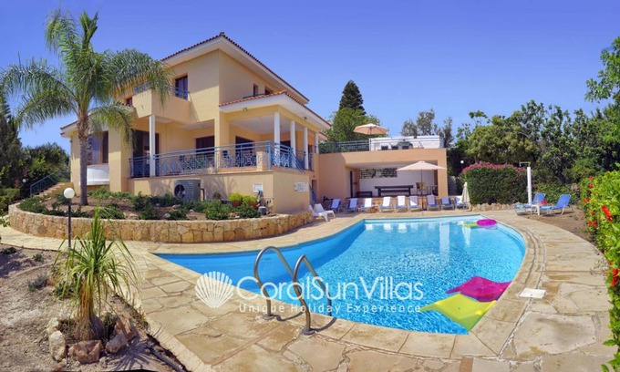 Peyia Town Villa | 300 m² Villa ∙ 5 bedrooms ∙ 12 guests