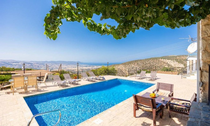 Peristerona Villa | 398 m² Villa ∙ 5 bedrooms ∙ 11 guests