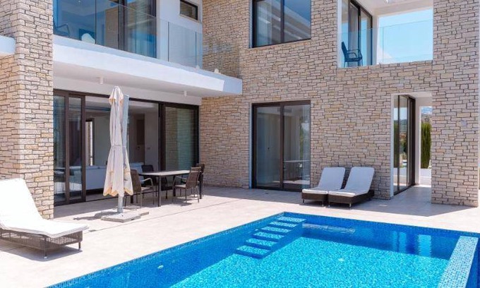 Agios Georgios Pegeias Villa | 400 m² Villa ∙ 6 bedrooms ∙ 12 guests
