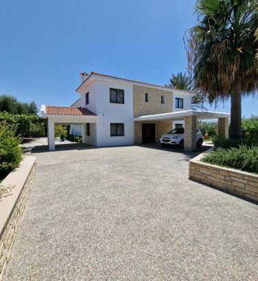 Agios Georgios Pegeias Villa | 500 m² Villa ∙ 6 bedrooms ∙ 12 guests