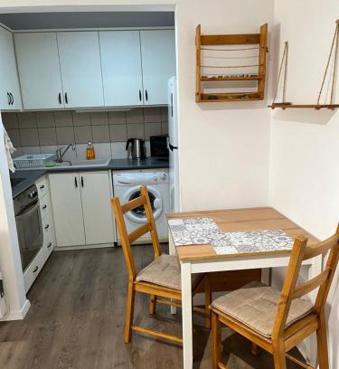 Chlorakas Apartment | Apartment in residential complex with pool
