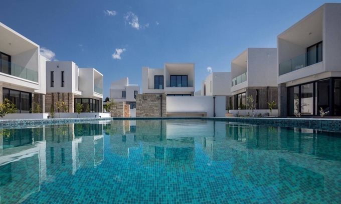 Emba Villa | Avalon 1 Villa 2 communal pool