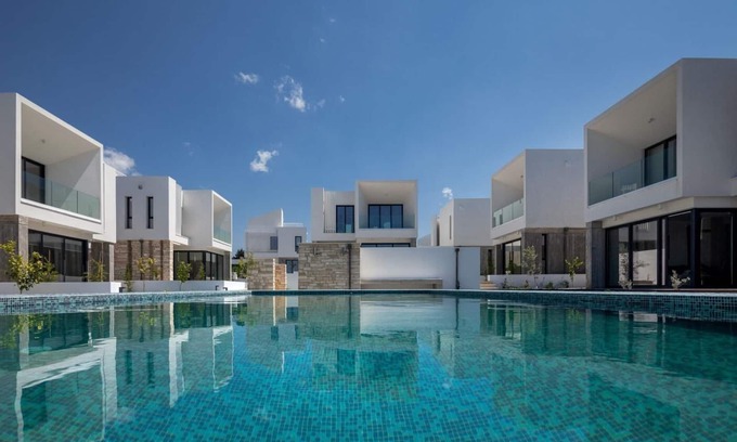 Emba Villa | Avalon 1 Villa 2 communal pool