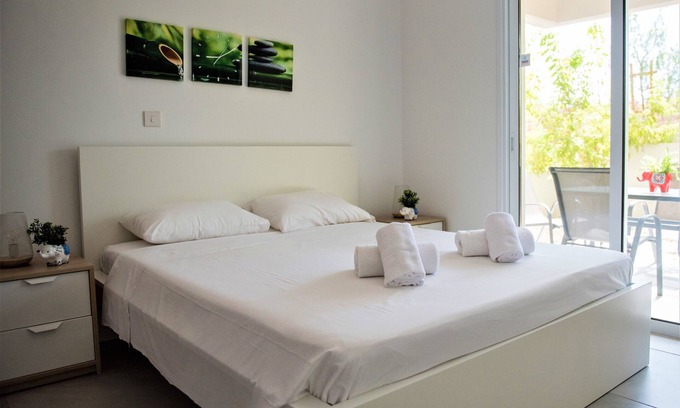 Strovolos Apartment | Carme at the Beach - Home away from home! Beautiful 2bedroom-2bathroom apartment