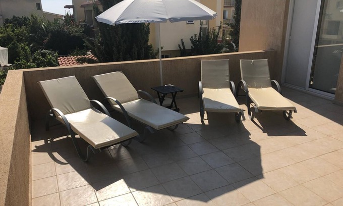 Peyia Town Apartment | Fantastic Outdoor Space (WIFI & Smart TV)