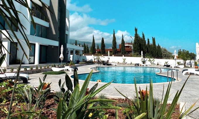 Edremit Apartment | Flat w Shared Pool 2 min to Beach in Kyrenia