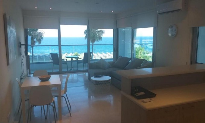 Larnaca City Centre Apartment | Horizon Luxury Suite at Finikoudes Beach 302