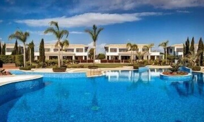 Mazotos Villa | R 779 Apartment with Balcony and Communal Pool Like a Hotel