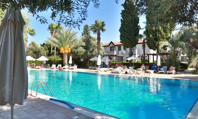 Zeytinlik Villa | Villa w Pool, Garden and Patio by Beach in Kyrenia