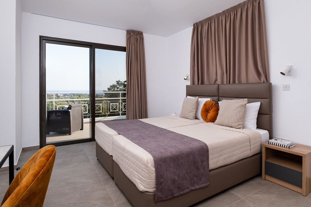 Peyia Town Villa | This villa is a 4 bedroom(s), 4 bathrooms, located in Peyia, Paphos.