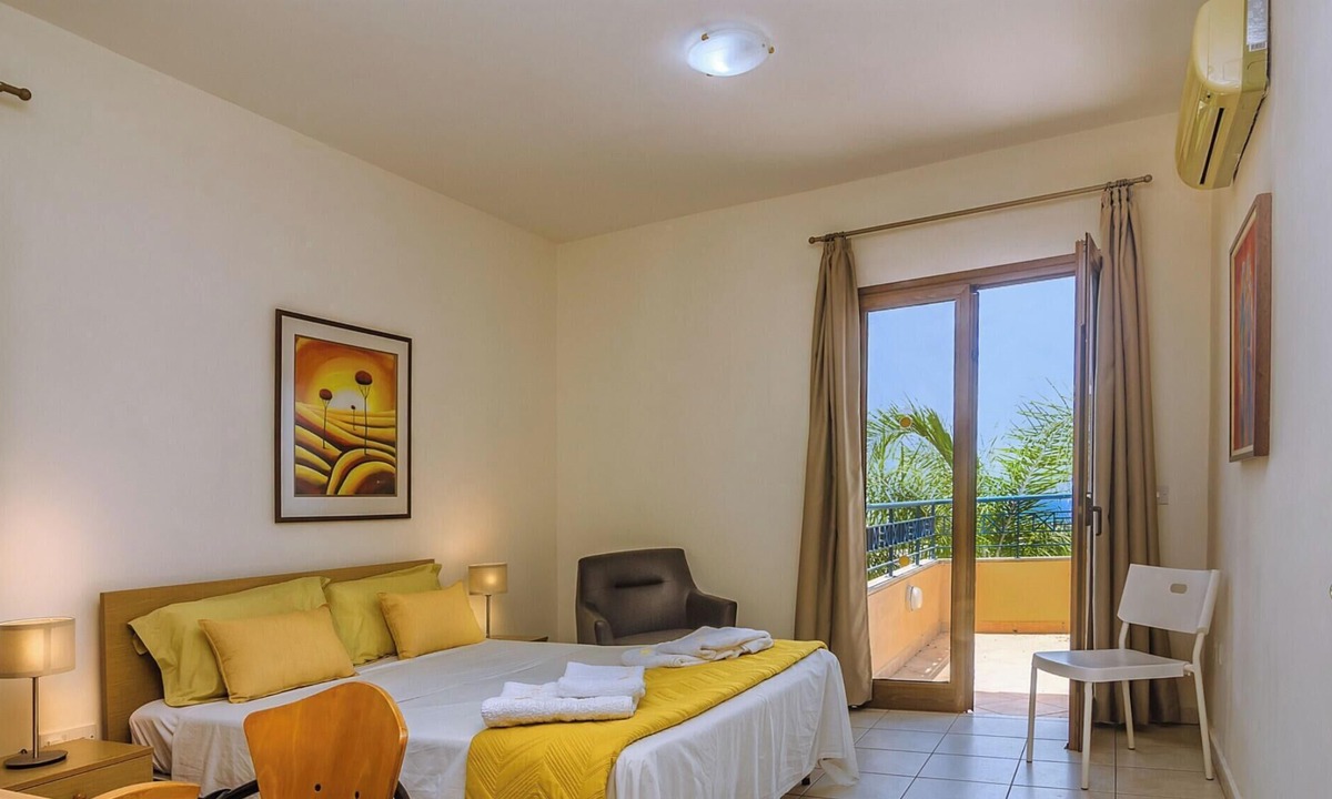 Peyia Town Villa | Exceptional Large Villa, Free Heated Pool 1 NOV - 15 Jan, Privacy,prime Location